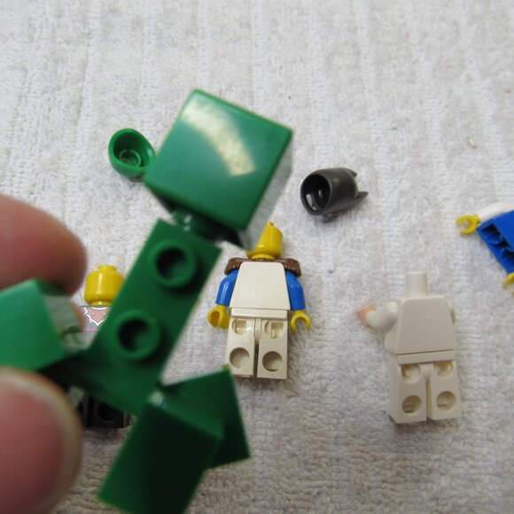 Lego Minifigures Mixed Lot Parts And Accessories Random Torso Legs Hats - Picture 5 of 7